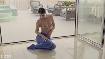 MelisaMendini_Blue_glitter_pantyhose_video